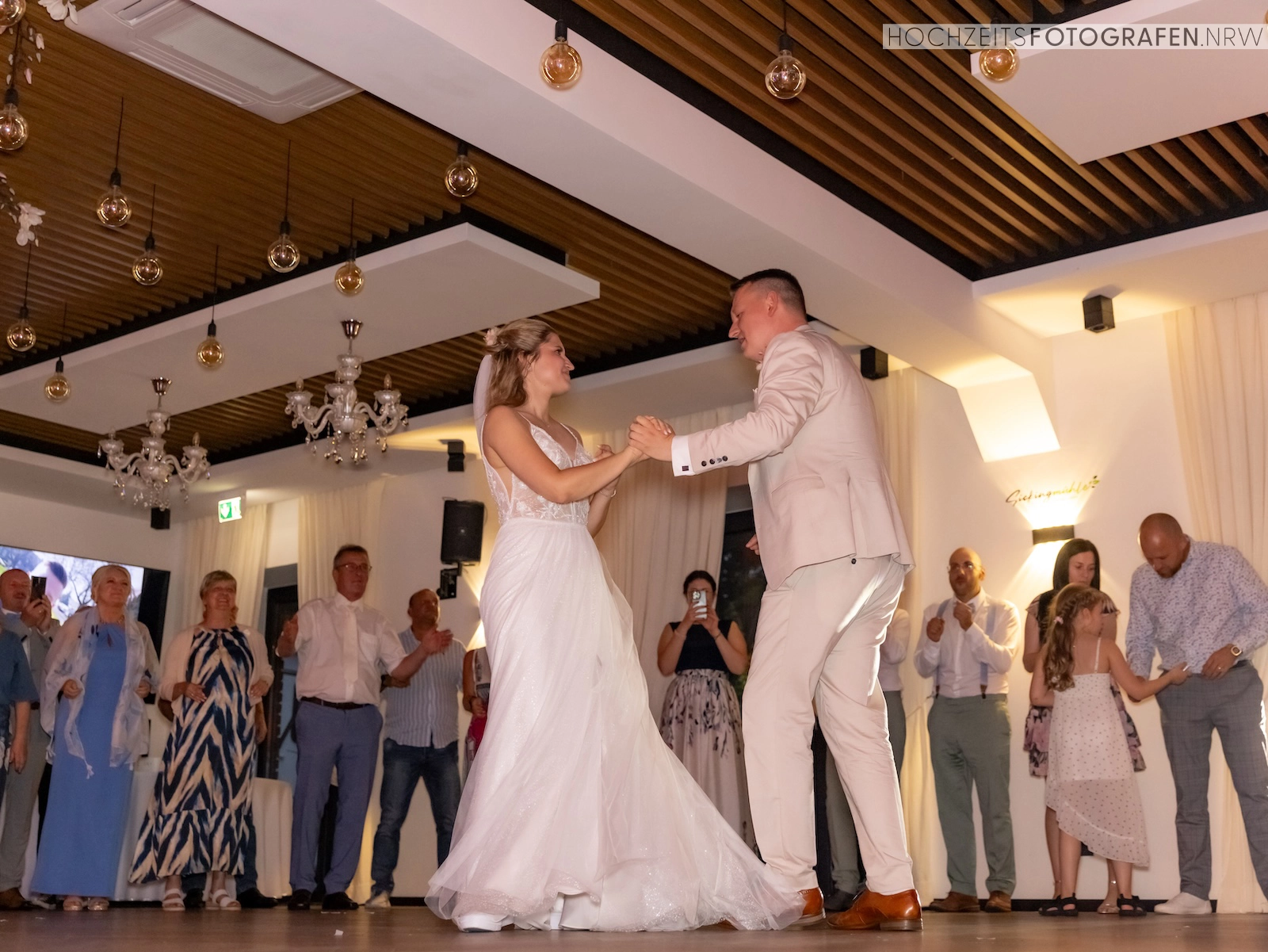 Hochzeitsfeier fotografieren: Hochzeitstanz und echte Momente
