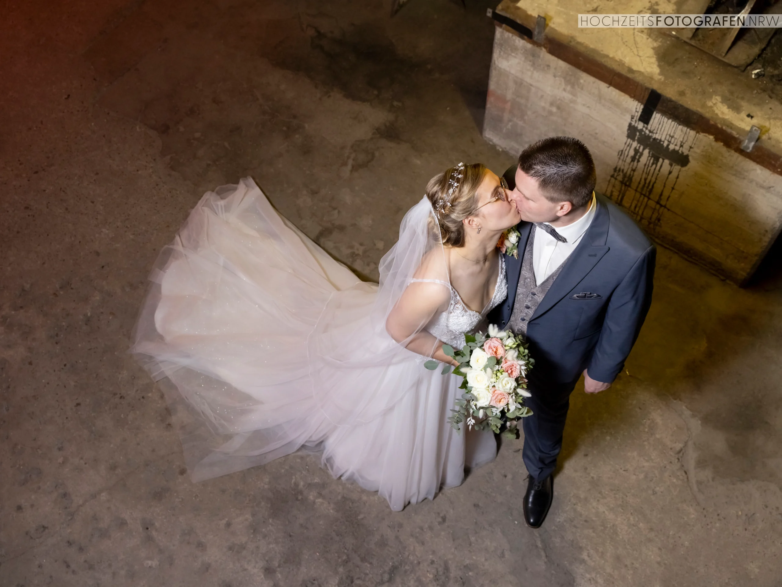 Hochzeitsfotos in Industriekulisse – Brautpaarshooting